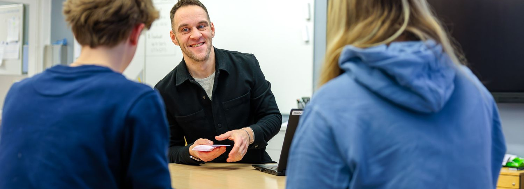 Vuoden opo Eero Uotila pyrkii kuuntelemaan nuoria ja avaamaan näkymiä tulevaisuuteen. Kuva: SAK