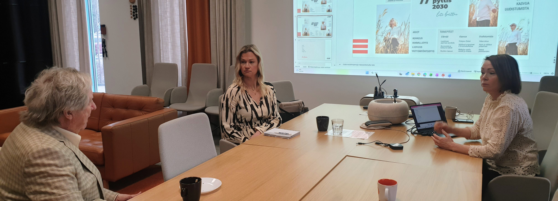 Eero Lehti, Anna-Leena Kailio ja Terhi Lindholm pohtivat Keihässalmen tilannetta Pyhtäällä torstaina.