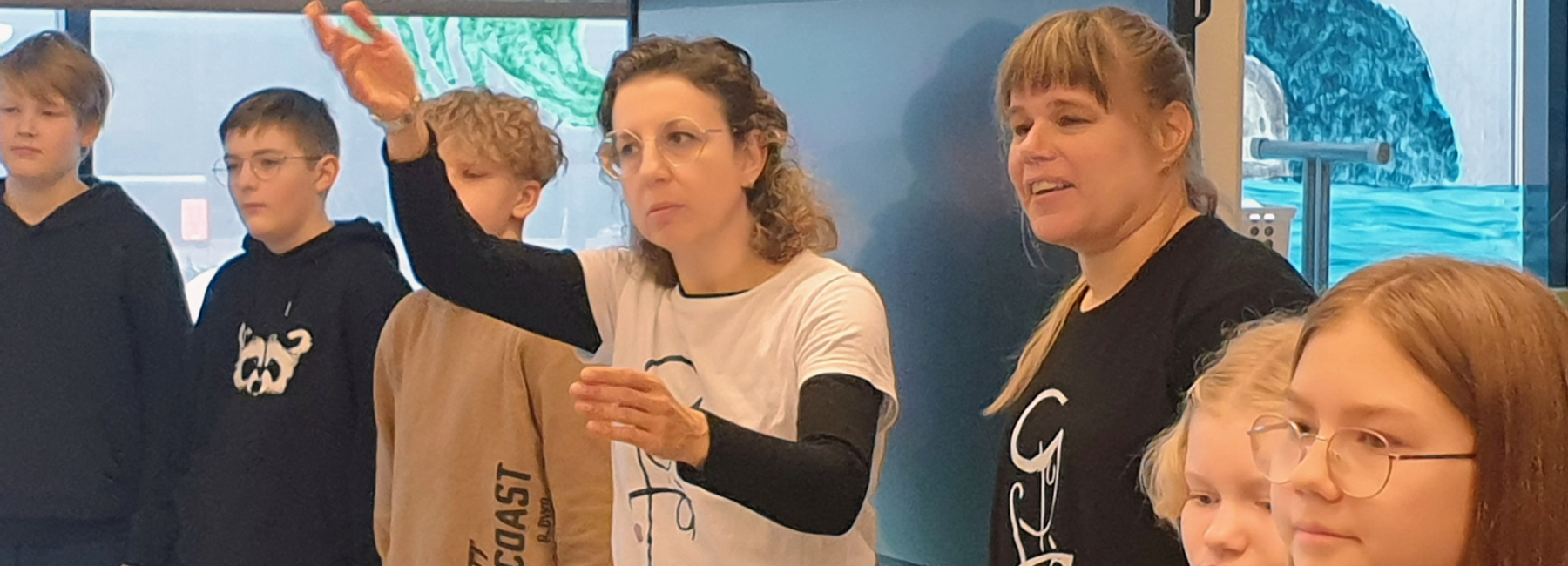 Laura Fatini antaa ohjeita, vieressä oikealla nuoristyöntekijä Hanna Puhakka