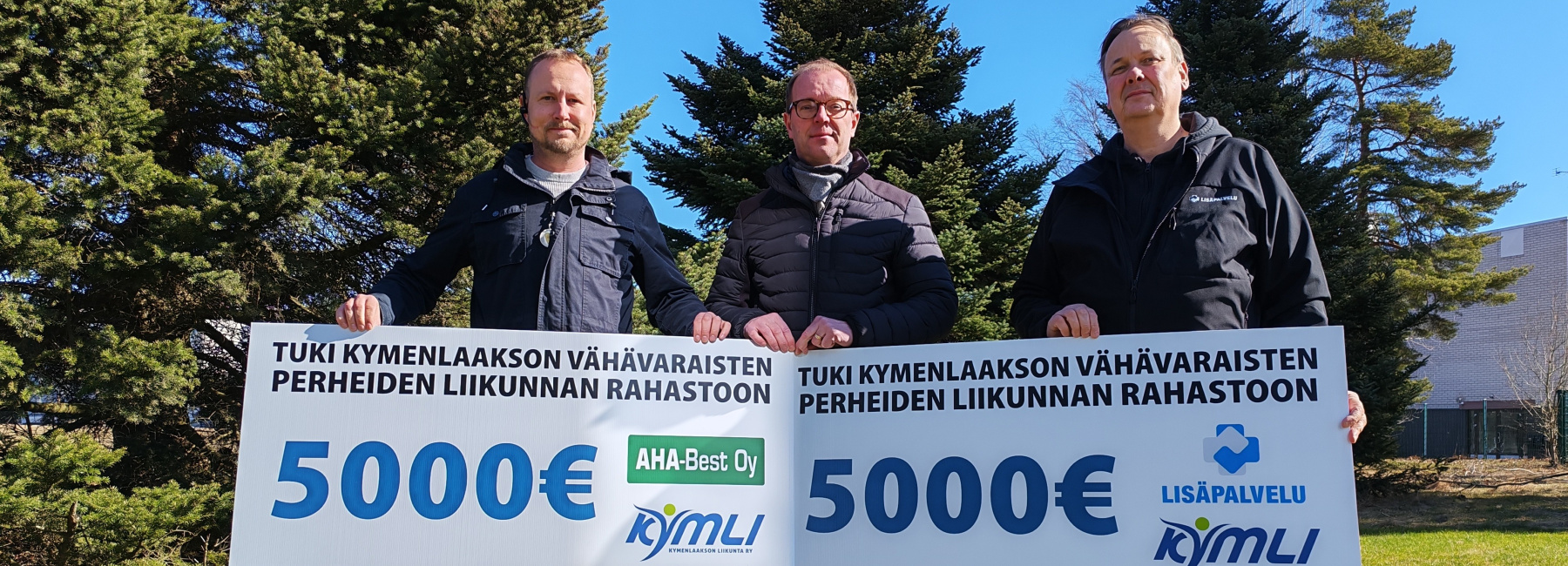 Lisäpalvelu Oy:n toimitusjohtaja Tomi Tikkanen (kuvassa oikealla) ja AHA-Best Oy:n toimitusjohtaja Jussi Johansson (kuvassa vasemmalla) ojentamassa tukishekit Kymenlaakson Liikunnan toiminnanjohtaja Tommi Lehtiselle.
