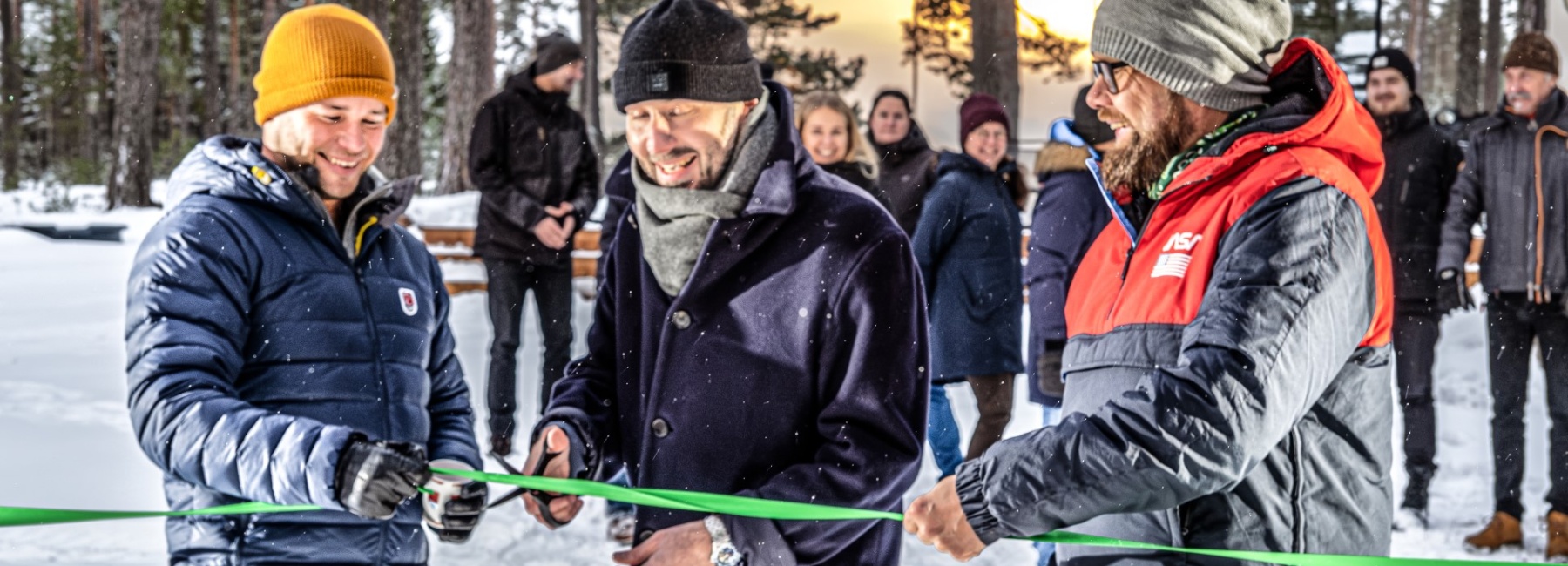 ÖÖDin perustajaveljekset Andreas ja Jaak Tiik pitelivät nauhaa, kun Pyhtään kunnan hallintojohtaja Tommi Koskinen (keskellä) käytteli saksia.