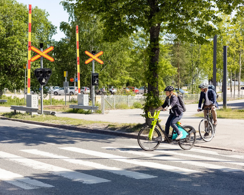 Pyöräilijät ylittävät ajoradan