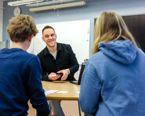 Vuoden opo Eero Uotila pyrkii kuuntelemaan nuoria ja avaamaan näkymiä tulevaisuuteen. Kuva: SAK