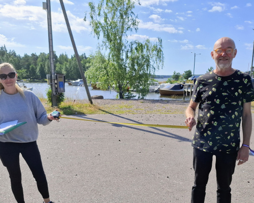 Katja Korelin ja Vesa Ristimäki mittailevat jo Saaristomarkkinoiden paikkoja Lökören pienvenesatamassa.