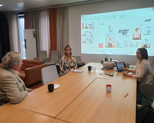 Eero Lehti, Anna-Leena Kailio ja Terhi Lindholm pohtivat Keihässalmen tilannetta Pyhtäällä torstaina.