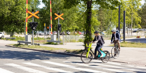 Pyöräilijät ylittävät ajoradan