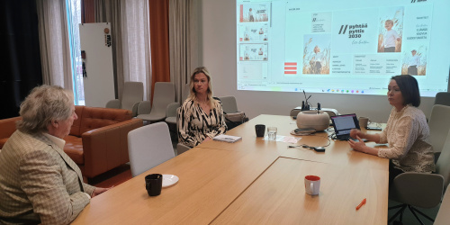 Eero Lehti, Anna-Leena Kailio ja Terhi Lindholm pohtivat Keihässalmen tilannetta Pyhtäällä torstaina.