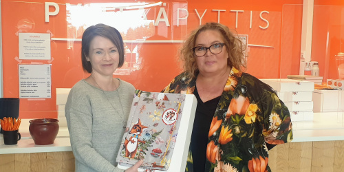 Pyhtään kunnanjohtaja Terhi Lindholm vastaanotti satutaiteilija Petronella Grahnin suunnittelemat uudet Pikku Kettu -vauvalahjat perjantaina.