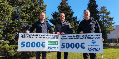 Lisäpalvelu Oy:n toimitusjohtaja Tomi Tikkanen (kuvassa oikealla) ja AHA-Best Oy:n toimitusjohtaja Jussi Johansson (kuvassa vasemmalla) ojentamassa tukishekit Kymenlaakson Liikunnan toiminnanjohtaja Tommi Lehtiselle.